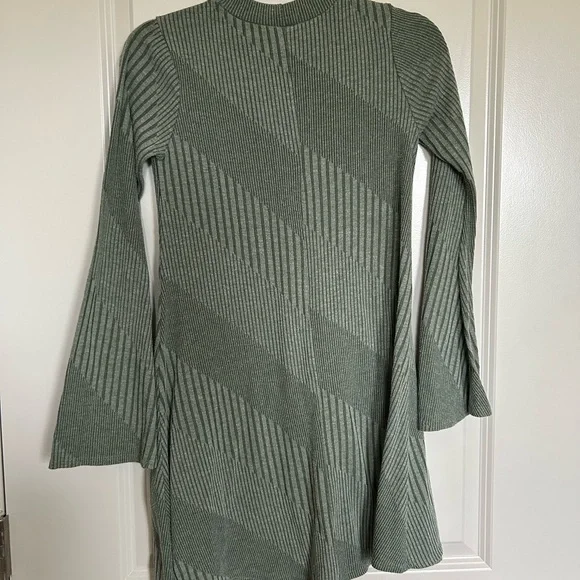 Jolie Los Angeles Olive Ribbed Knit Flared Sleeve pattern Dress - Picture 3 of 5